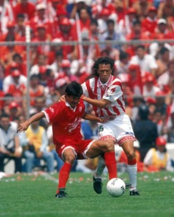 En el Verano 98 el jugador paraguayo hizo historia. Obtuvo su primer título de goleo y ganó la Final ante Necaxa, convirtiéndose en el primer futbolista en conseguirlo en torneos cortos en el futbol mexicano.