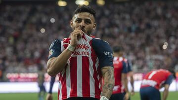 Alexis Vega besa el escudo de las Chivas como forma de festejo.