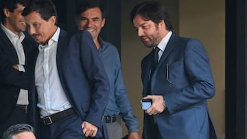 Pablo Longoria y Javier Ribalta, presidente y director deportivo del Olympique de Marsella, en el palco del estadio Velodrome.