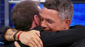 Alejandro Sanz rompe a llorar junto a Pablo Motos tras un emotivo v&iacute;deo de El Hormiguero.