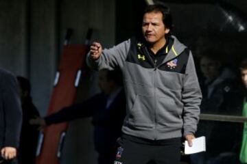 Futbol, Nublense vs Colo Colo.
Copa Chile 2016.
El entrenador de Colo Colo Hugo Gonzalez da instrucciones a sus jugadores durante el partido de Copa Chile contra Nublense disputado en el estadio Nelson Oyarzun de Chillan, Chile.
09/07/2016
Andres Pina/Photosport**************