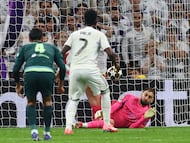 Soccer Football - UEFA Champions League - Round of 16 - First Leg - Real Madrid v Manchester City - Santiago Bernabeu, Madrid, Spain - March 11, 2026 Manchester City's Gianluigi Donnarumma saves a penalty from Real Madrid's Vinicius Junior Action Images via Reuters/Matthew Childs