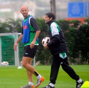 Gonzalo Colsa y Marcelino charlan durante un entrenamiento.