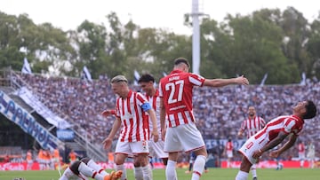 AMDEP021. LA PLATA (ARGENTINA), 08/12/2025.- Jugadores de Estudiantes celebran un gol este lunes, en un partido por semifinales del Torneo Clausura Argentino entre Gimnasia y Estudiantes en el estadio El Bosque en La Plata (Argentina).EFE/ Juan Ignacio Roncoroni