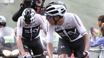 Egan Bernal ayuda a Chris Froome durante la llegada al Col du Portet en el Tour de Francia de 2018.