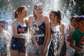 Aficionados al tenis refrescandose durante los descansos para hacer frente a las temperaturas que llegan a 43 grados centígrados (109 Fahrenheit) durante el cuarto dia del Abierto de Australia 2014 en Melbourne Park