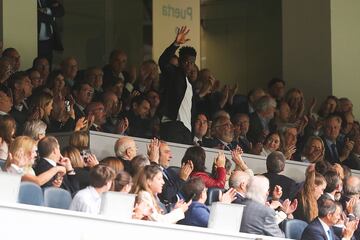 En el minuto 20 la afición comenzó a aplaudir y a corear el nombre de Vini. El delantero, que se encontraba en el palco junto al presidente del Real Madrid, Florentino Pérez, agradeció el gesto al público.