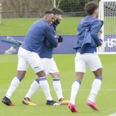 Yerry Mina feliz con el regreso de André Gomes a prácticas