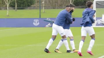 Yerry Mina feliz con el regreso de André Gomes a prácticas