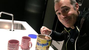 El tenista &Aacute;lex Corretja muestra su desayuno antes de comentar el partido de Nadal junto a un bote de Nesquik despu&eacute;s de la pol&eacute;mica de la marca de cacao soluble.