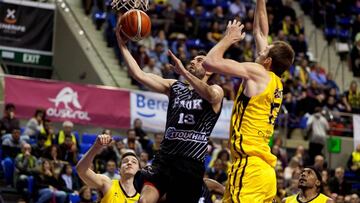 GRAF6639. LA LAGUNA, 24/01/2018.- El escolta del Paok Salónica, Thodoris Zaras (c), entra a canasta ante del pívot del Iberostar Tenerife, Fran Vázquez (d), durante el partido de baloncesto correspondiente a la doceava jornada de la Basketball Champions League disputada en el pabellón Santiago Martín de La Laguna (Tenerife). EFE/Ramón de la Rocha