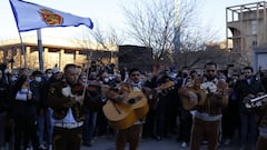 Los mariachis tocan enfrente de la puerta de las oficinas del Real Zaragoza antes del partido contra el M&aacute;laga en se&ntilde;al de protesta contra los rectores del club aragon&eacute;s.