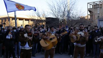Los mariachis tocan enfrente de la puerta de las oficinas del Real Zaragoza antes del partido contra el Málaga en señal de protesta contra los rectores del club aragonés.