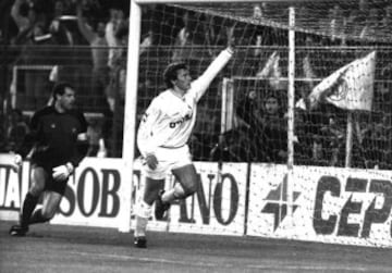 Emilio Butragueño empezó en 1981 en las categorías inferiores del Real Madrid y en 1984 debutó con el primer equipo y permaneció en sus filas hasta 1995