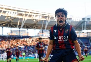 Un gran gol desde la frontal, llegando en segunda línea. Además, su gran trabajo en el centro del campo es vital para el equipo levantinista.