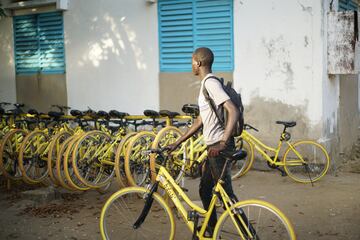 Todos los alumnos que cuentan con bicicleta (en la actualidad hay más de 1.400) tienen un aparcamiento en los colegios para aparcarlas antes de entrar en las aulas. En dicho lugar hay un mecánico, que arregla las que lo necesiten para que estén listas al término de las clases. 