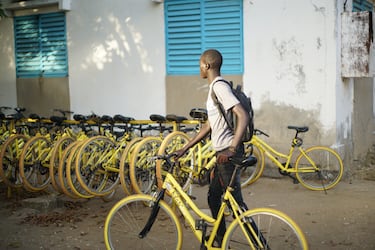 Todos los alumnos que cuentan con bicicleta (en la actualidad hay más de 1.400) tienen un aparcamiento en los colegios para aparcarlas antes de entrar en las aulas. En dicho lugar hay un mecánico, que arregla las que lo necesiten para que estén listas al término de las clases. 
