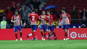 El delantero argentino del Atlético de Madrid Ángel Correa (c) celebra su gol ante el Valencia, durante el partido de la trigésimo cuarta jornada de Liga que disputan en el estadio Wanda Metropolitano de Madrid.