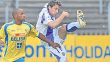 <b>DISPUTADO.</b> El Valladolid sufrió en algunos momentos, pero al fi nal ganó su segundo duelo y ofreció una buena imagen.