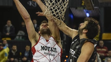 GRA168. BILBAO, 12/02/2017.- El jugador estadounidense Ian O'Leary (i) del Fuenlabrada y el español Alex Mumbru (d) del Bilbao Basket, hoy durante el partido de Liga ABC correspondiente a la vigésima primera jornada, disputado en el estadio Bilbao Arena. EFE/MIGUEL TOÑA