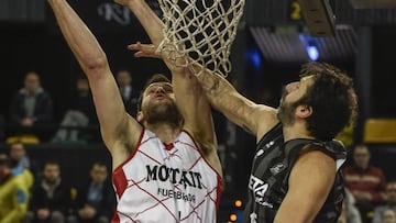 GRA168. BILBAO, 12/02/2017.- El jugador estadounidense Ian O&#039;Leary (i) del Fuenlabrada y el espa&ntilde;ol Alex Mumbru (d) del Bilbao Basket, hoy durante el partido de Liga ABC correspondiente a la vig&eacute;sima primera jornada, disputado en el estadio Bilbao Arena. EFE/MIGUEL TO&Ntilde;A