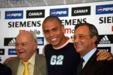 El fichaje de Ronaldo fue el culebr¨®n del verano de 2002, llenando portadas de peri¨®dicos durante todo el mes de agosto, y se cerr¨® por 45 millones de euros a una hora de que cerrase el mercado de fichajes.
