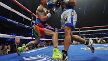 Orlando Salido lanza un derechazo a la cabeza de Orlando Cruz en el combate de esta pasada madrugada celebrado en Dallas.