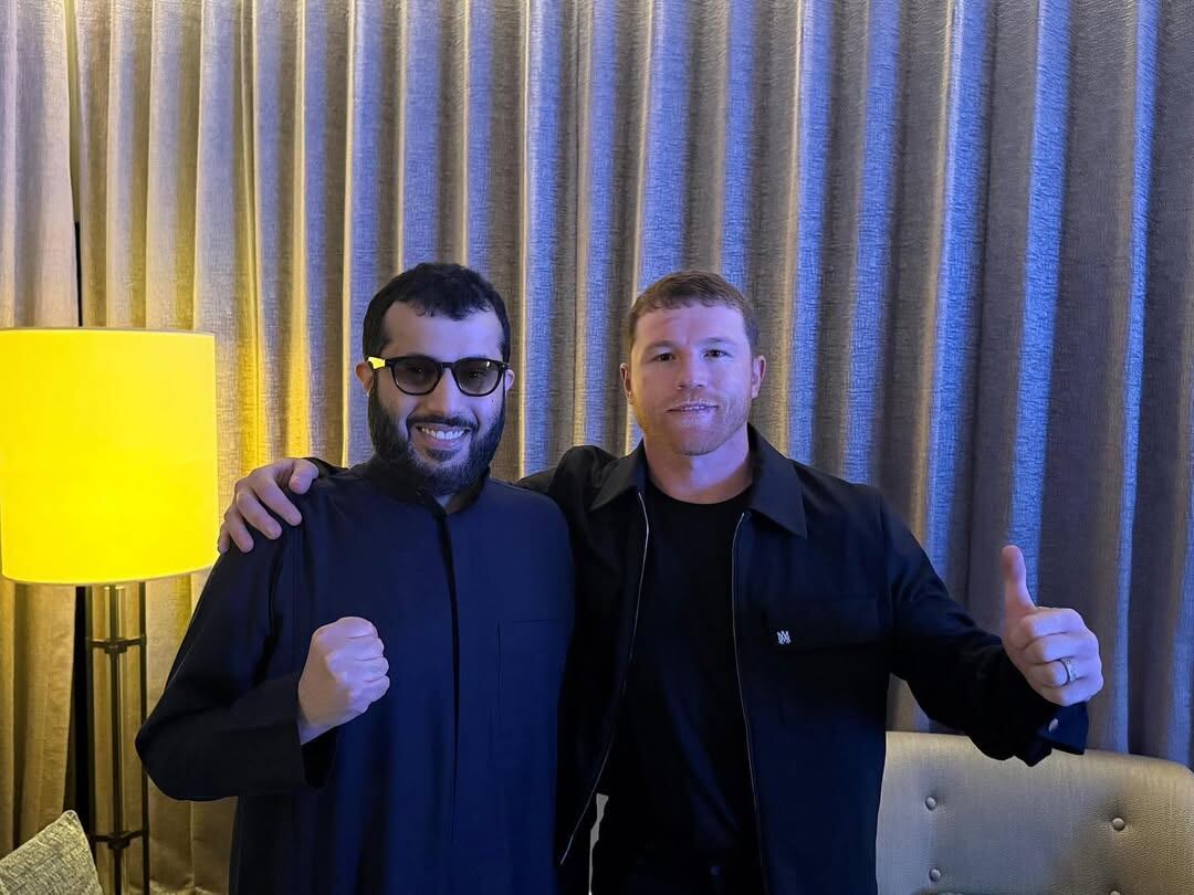 Turki Al-Sheikh y Canelo Álvarez posan juntos en The Ring Awards.