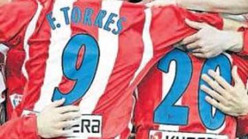 <b>PIÑA ROJIBLANCA. </b>Galletti (en medio) fue abrazado por Jurado, Agüero, Fernando Torres, Valera, Maniche y Antonio López tras marcar el primer gol, su tercero de la temporada.