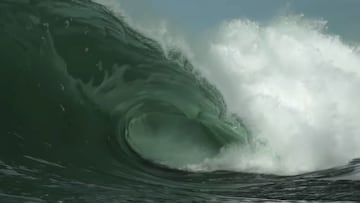 Cave, una de las olas m&aacute;s peligrosas de Europa. En Portugal. 