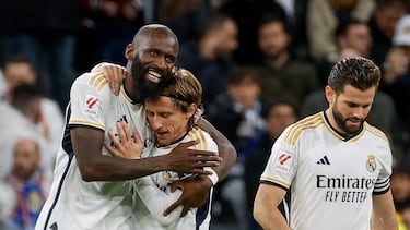 El defensa alemán del Real Madrid Antonio Rüdiger (i) celebra su gol durante el partido de la jornada 28 de LaLiga que Real Madrid y Celta de Vigo disputan hoy domingo en el estadio Santiago Bernabéu.