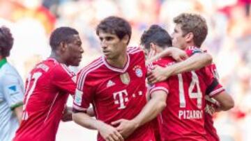 Javi Martínez celebra un gol junto a sus compañeros.