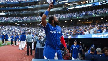 TORONTO, CANADA - SEPTEMBER 28: Vladimir Guerrero Jr. #27 of the Toronto Blue Jays raises his hat to the crowd after clinching the AL East division after their MLB game against the Tampa Bay Rays at Rogers Centre on September 28, 2025 in Toronto, Ontario, Canada. Cole Burston/Getty Images/AFP (Photo by Cole Burston / GETTY IMAGES NORTH AMERICA / Getty Images via AFP)