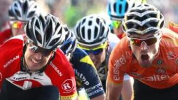 <b>APURADO. </b>Kloden batió a Samuel, con una mano en el freno.