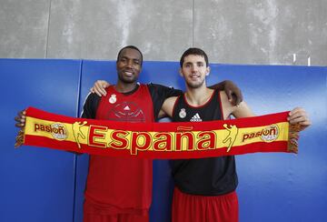 Serge Ibaka y Nikola Mirotić posan con una bufanda de España en 2011.