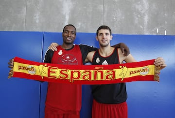 Serge Ibaka y Nikola Mirotić posan con una bufanda de España en 2011.