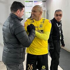 Suazo se encuentra con Marcelo Salas en el estadio y esto pasa