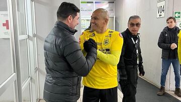 Suazo se encuentra con Marcelo Salas en el estadio y esto pasa