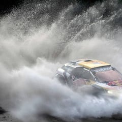 Sainz and Cruz's toughest test: the best images of Dakar 2018