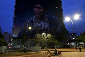 El artista argentino Martín Ron está terminando un gran mural que se ha expuesto en la capital argentina con motivo de lo que sería el 62 cumpleaños de la leyenda el 30 de octubre. 