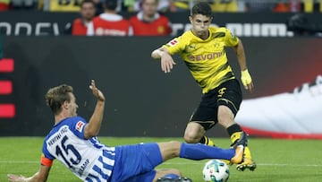 Dortmund's US midfielder Christian Pulisic and Berlin's defender Sebastian Langkamp (L) vie for the ball during the German First division Bundesliga football match between Borussia Dortmund and Hertha Berlin in Dortmund, western Germany, on August 26, 2017. / AFP PHOTO / INA FASSBENDER / RESTRICTIONS: DURING MATCH TIME: DFL RULES TO LIMIT THE ONLINE USAGE TO 15 PICTURES PER MATCH AND FORBID IMAGE SEQUENCES TO SIMULATE VIDEO. == RESTRICTED TO EDITORIAL USE == FOR FURTHER QUERIES PLEASE CONTACT DFL DIRECTLY AT + 49 69 650050