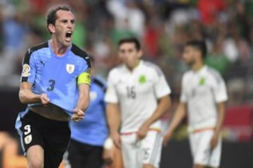 Diego Godín registra 100 partidos con Uruguay.