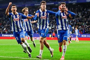 Puado celebra su gol junto a Omar y Antoniu Roca.