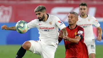 Banega, con Salva Sevilla.