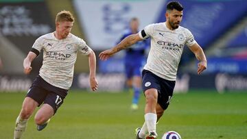 Manchester City&#039;s Argentinian striker Sergio Aguero (R) runs with the ball as Manchester City&#039;s Belgian midfielder Kevin De Bruyne (L) follows behind during the English Premier League football match between Leicester City and Manchester City at 