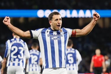 Un seguro para el equipo donostiarra. Infalible desde el punto de penalti, sabe seguir las jugadas para marcar. La mejoría del equipo depende de su acierto. Hizo un doblete.