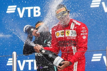 Lewis Hamilton y Carlos Sainz se lanzan champ¨¢n el uno al otro.