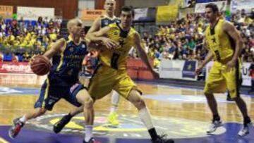 Albert Olvier intenta superar a Blagota Sekulic.