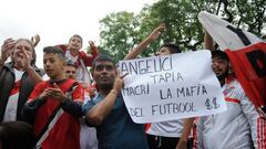 Los aficionados de River protestan con un banderazo