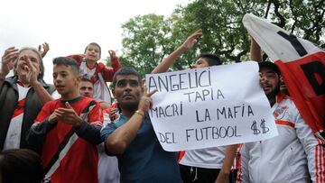 Los aficionados de River protestan con un banderazo